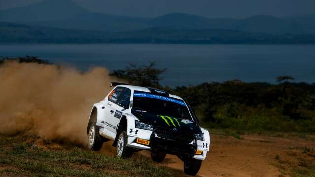 Oliver Solberg med kartläsaren Elliot Edmondson far fram på grusvägarna i Kenya och hade snabbaste tid bland Rally 2-ekipagen på första sträckan under torsdagen.