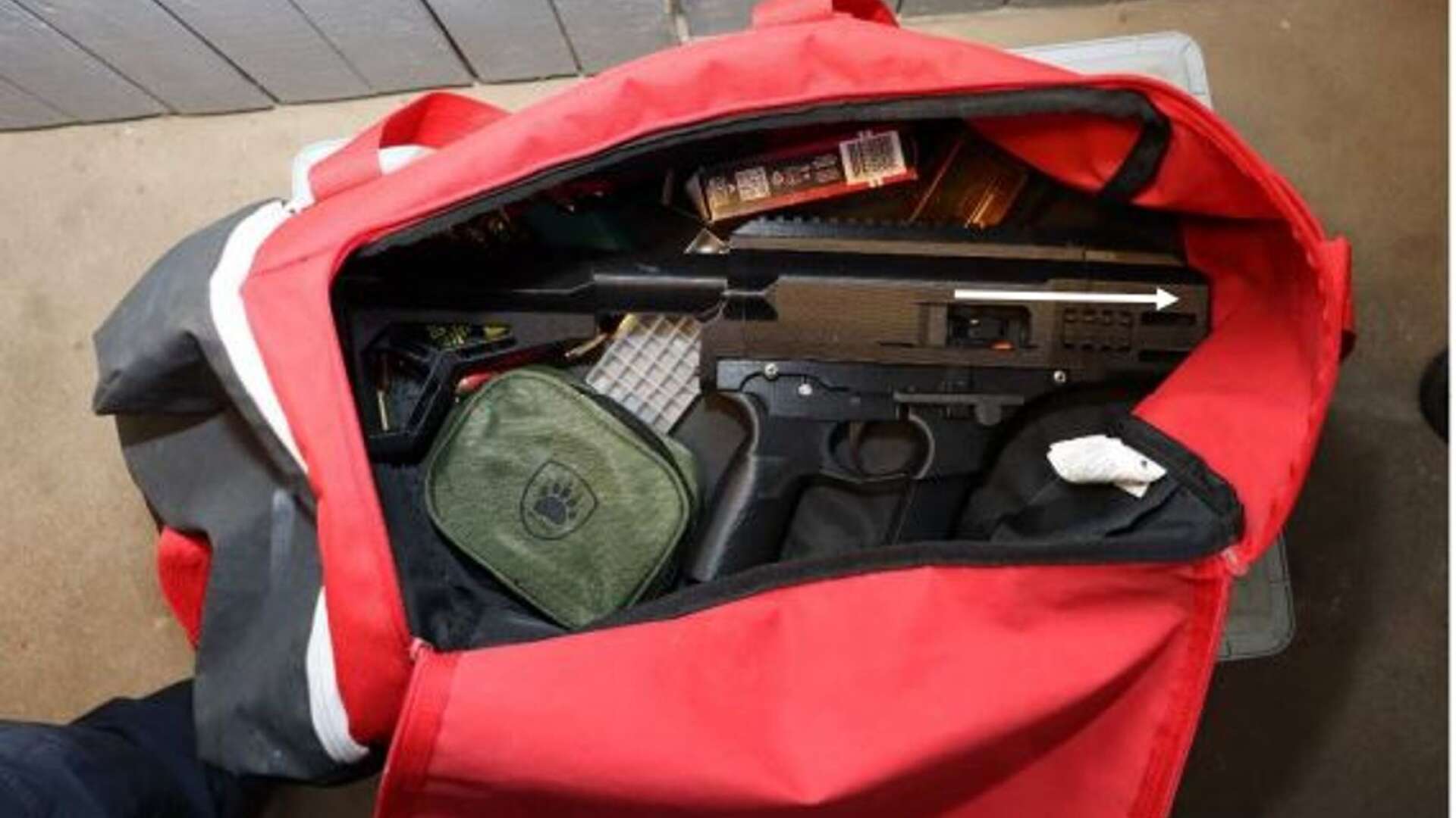 Väskan med kulsprutepistolen som påträffades i källaren.