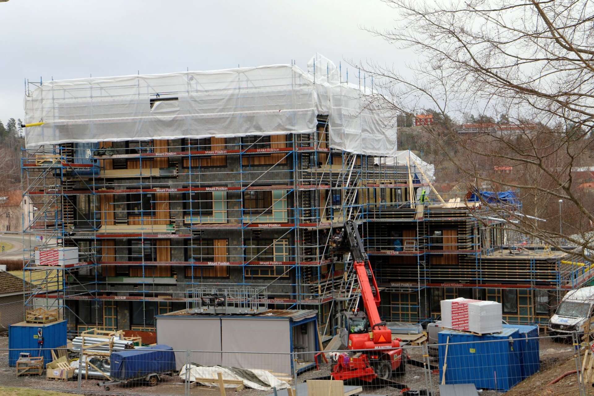 Arbetet med det nya lägenhetsbygget vid Björkdungen i Bengtsfors har pausats efter ett större coronautbrott på arbetsplatsen.