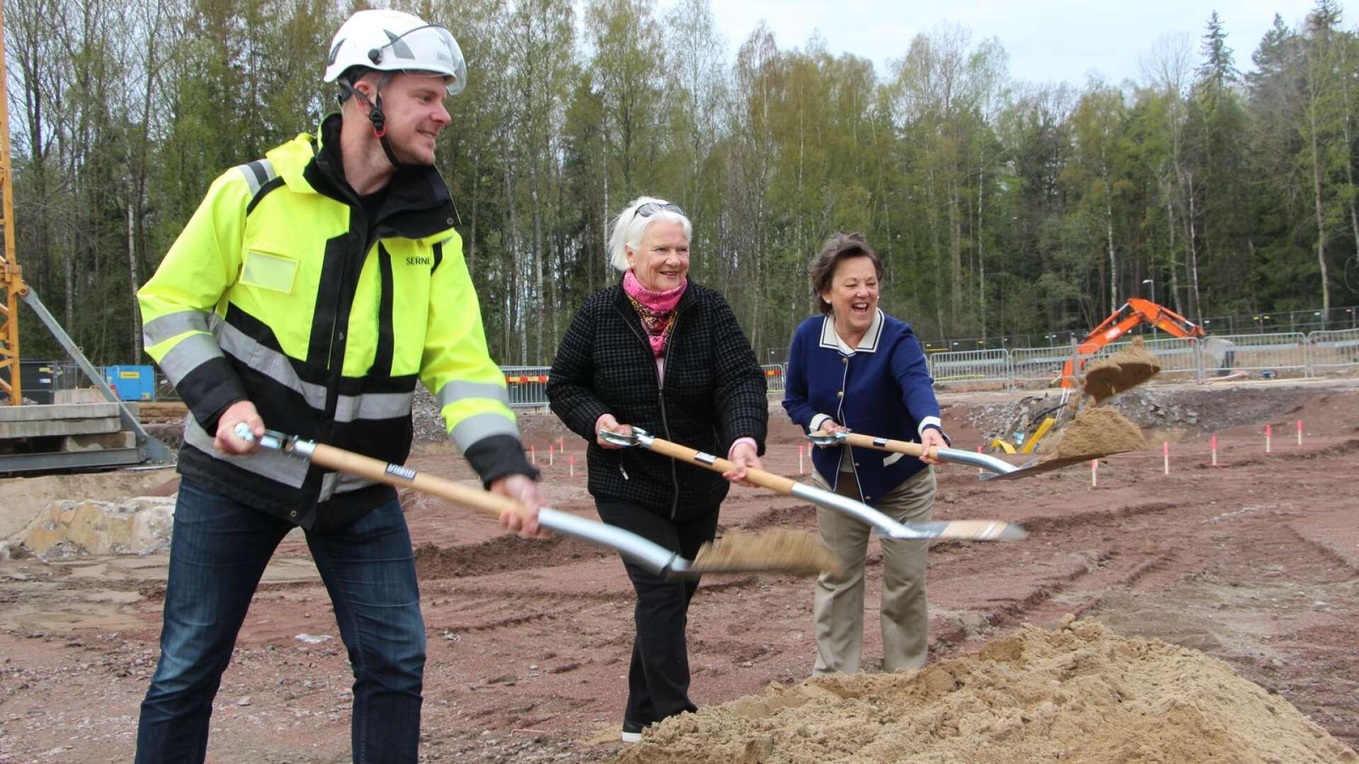 Magnus Alvkäll, projektchef på Serneke, Berith Forslund som är en av dem som har köpt lägenhet och Sylvia Michel, styrelseordförande i HSB Värmland tog det första spadtaget för HSB Värmlands andra etapp på Jakobsberg.