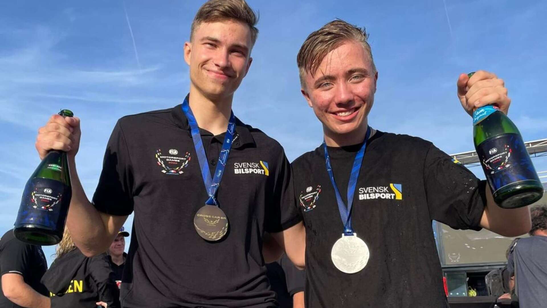 Patrik Hallberg och Alex Gustafsson med sina medaljer i FIA Motorsport Games.
