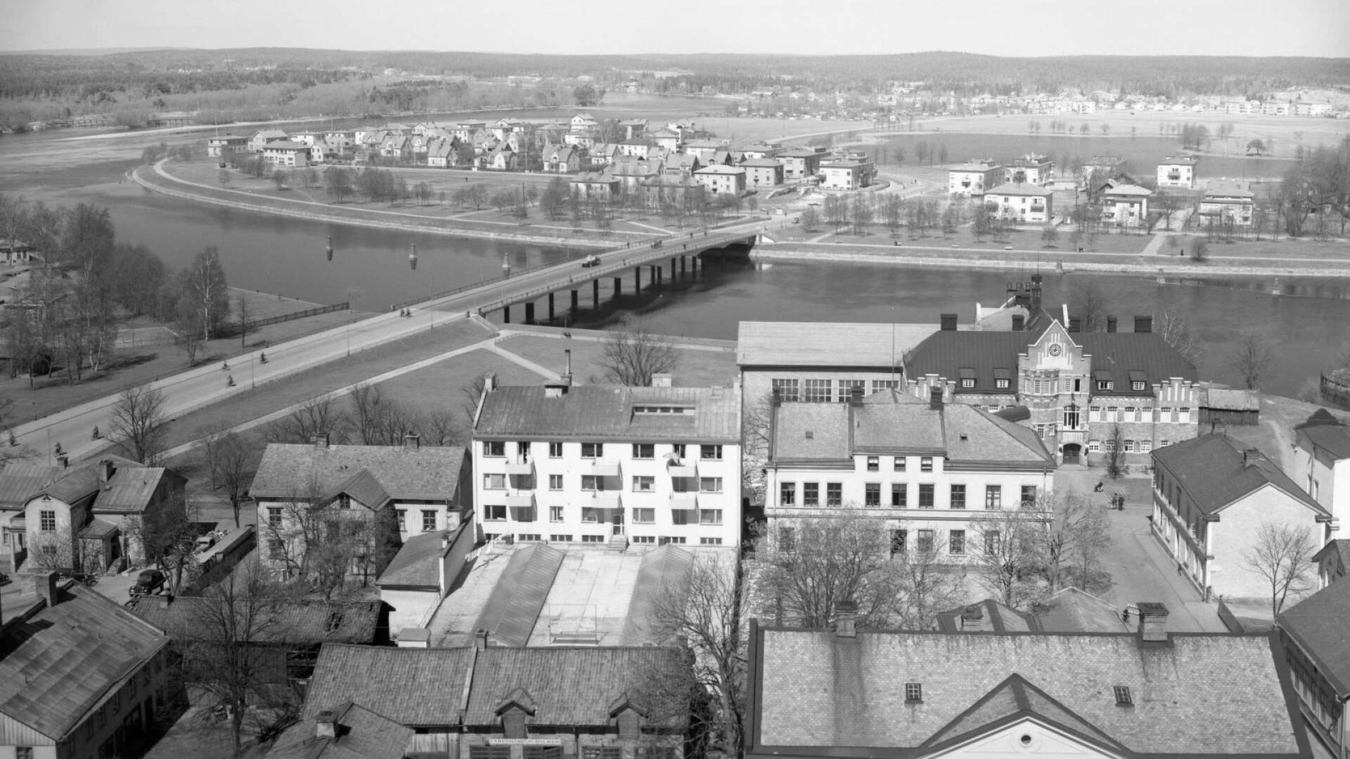 Norr, 1941. Tingvallabron invigd av kung Gustav V i juli 1935. Under 1930-talet växte Sundsta som bostadsområde fram allt mer. Funkishusen satte sin prägel på området. Koloniträdgårdarna låg där Älvkullegymnasiet i dag ligger. De flyttades till Södra Kroppkärr och skolan som först hette Karlstads nya tekniska läroverk invigdes 1959. Det gamla badhuset är fortfarande just ett badhus. 2001 byggs det om till bostadsrätter.