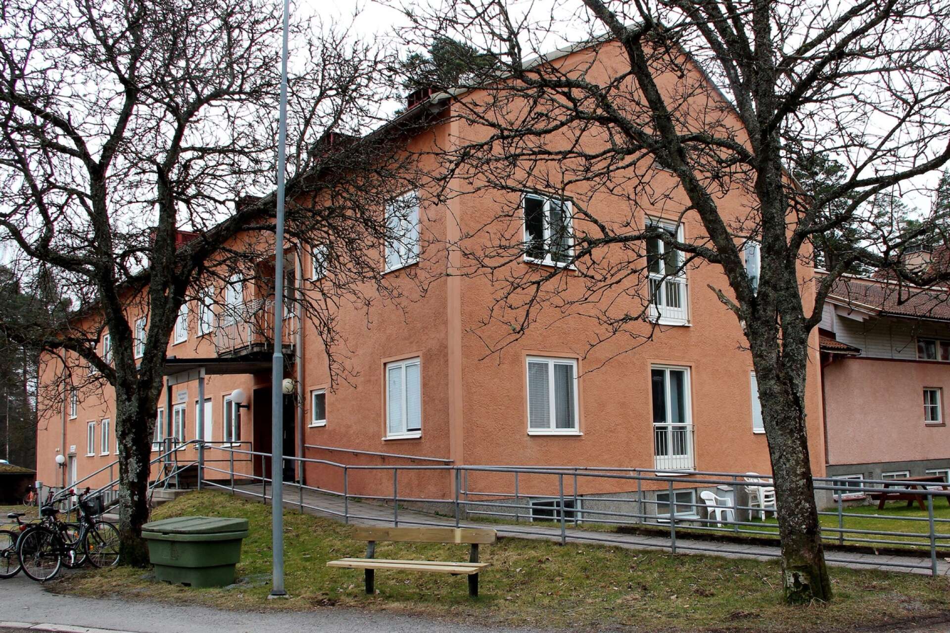 Hemtjänstpersonalens lokal är på Sveagatan, men personal som bor i Åtorp ska inte behöva åka dit för att utgå därifrån utan får behålla lokalen i Åtorp.