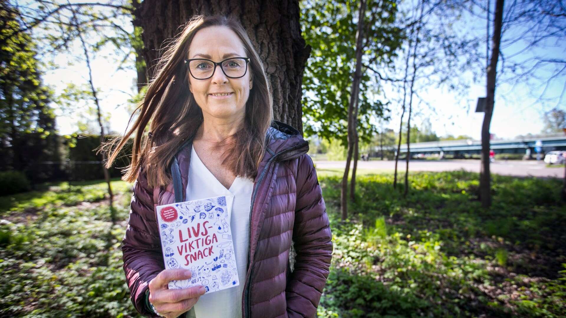 Ann Johnsson är volontär för organisationen Suicide zero som under veckan skickade ut en bok till över 100 000 hushåll i landet. Målet är att uppmuntra föräldrar till att prata om känslor med sina barn så att man kan förhindra suicidfall i god tid.