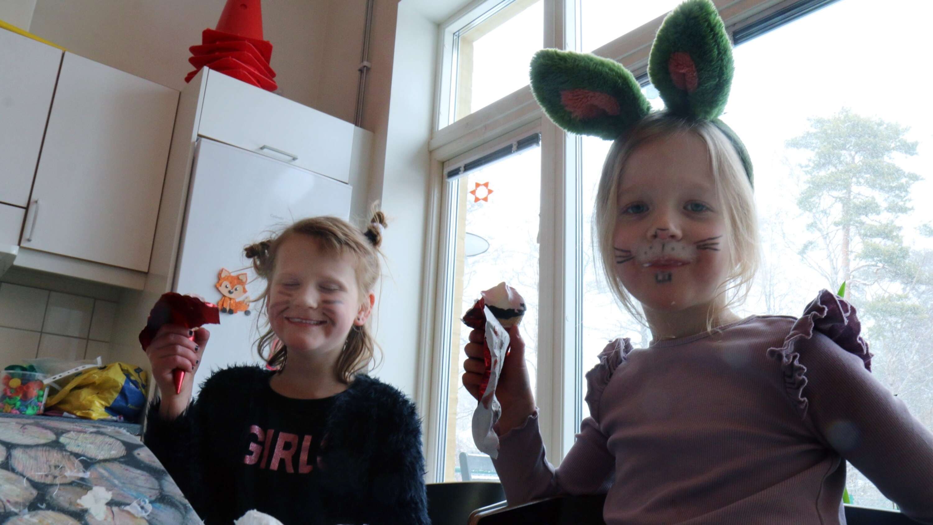 Iris Rotzén och Saga Karlsson gör påskpyssel och äter glass. 