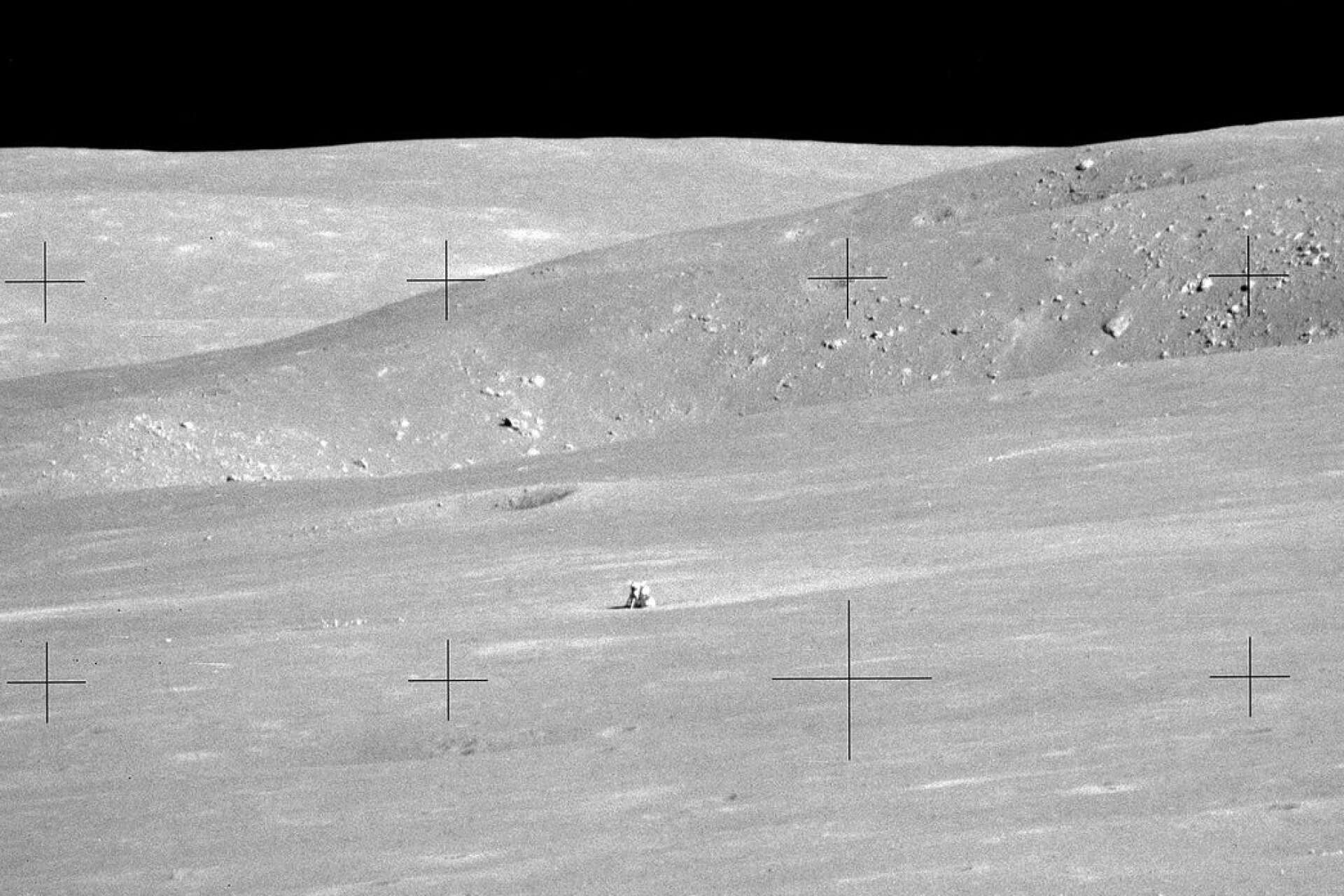 Vy mot det Norra kraterkomplexet från Hadley Delta med månlandaren långt borta.