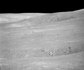 Vy mot det Norra kraterkomplexet från Hadley Delta med månlandaren långt borta.