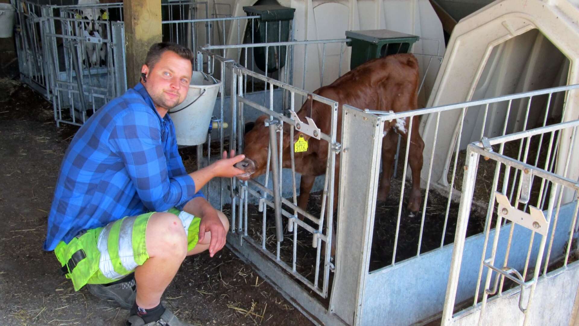 Nygårdsbonden Anders Widinghoff storsatsar på klimat och miljö inom sin djurhållning. Ett projekt med en elektrifierad fodermixer ska spara 30 000 liter diesel under ett år.