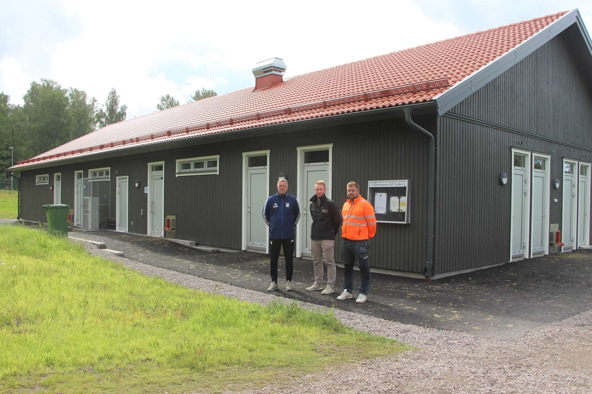 Projektledare Linus Gradén (svart jacka), IFK Mariestads Tomas ”Stisse” Nilsson (blå jacka), entreprenören Peabs Emil Fabricius (orange jacka) konstaterar att samarbetet skyndat på projektet.