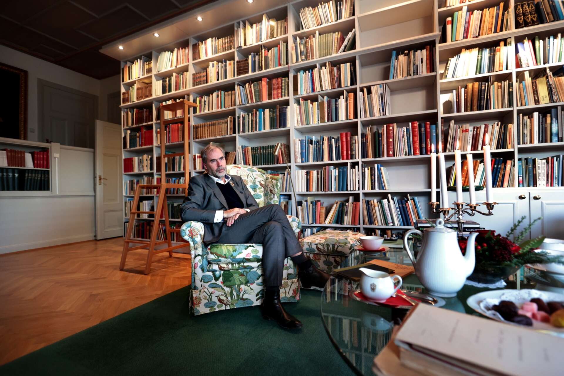 Landshövding Georg Andrén uppskattar att ha ett bibliotek i residenset. Där är han ibland och botaniserar bland böckerna.