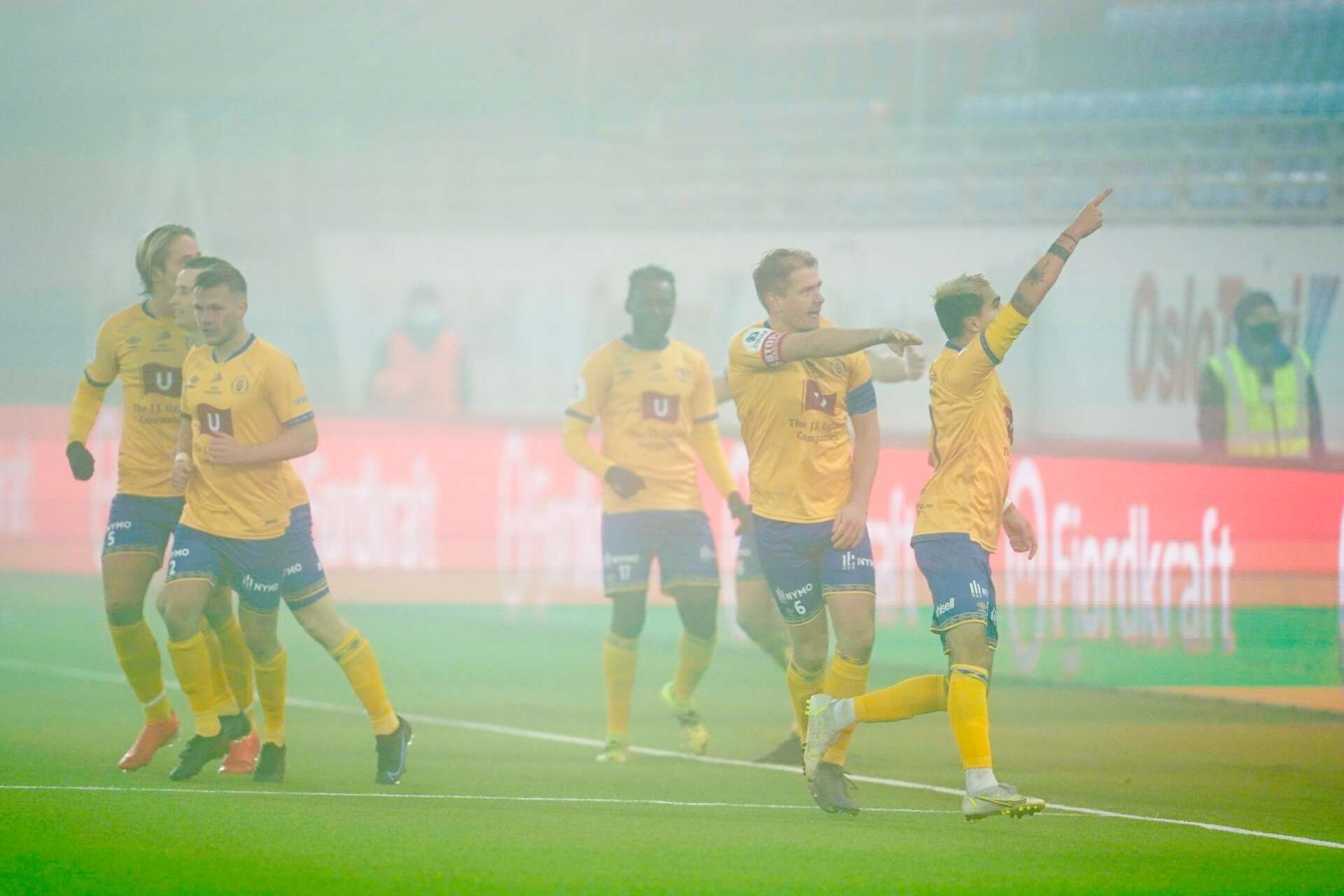 Mitt i dimman firar Diego Campos sitt 1–2 mål för Jerv mot Brann.