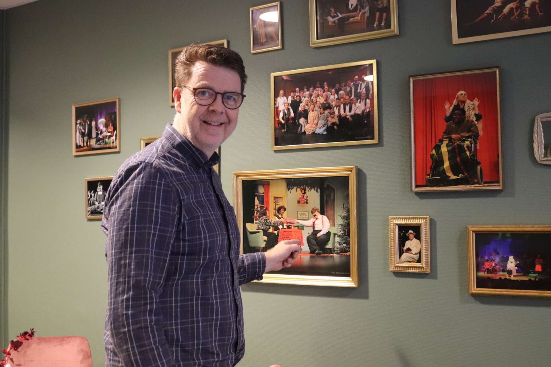 John Persson visar sitt favoritfoto på den nya fotoväggen.