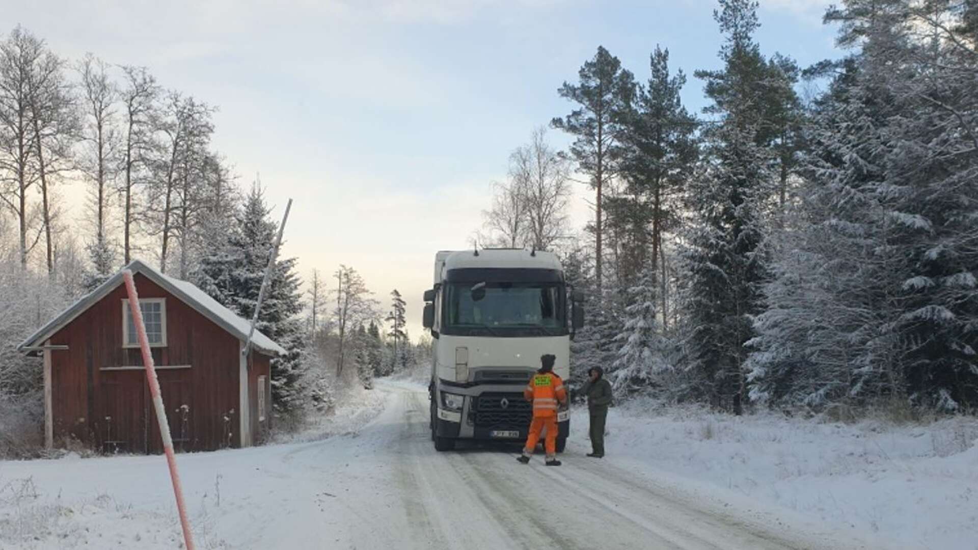 En lastbil havererade och stod stilla mitt i vägen vid Håboda i Bengtsfors kommun.
