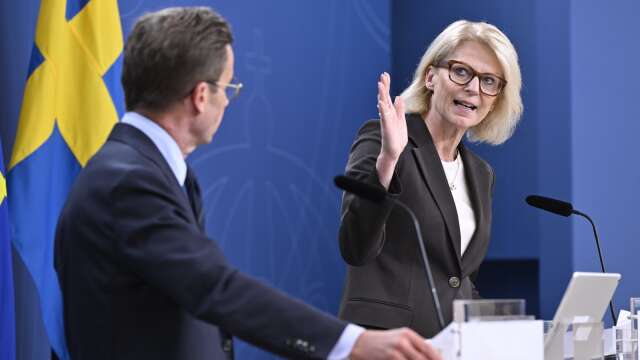 Statsminister Ulf Kristersson (M) och finansminister Elisabeth Svantesson (M) ger och tar.