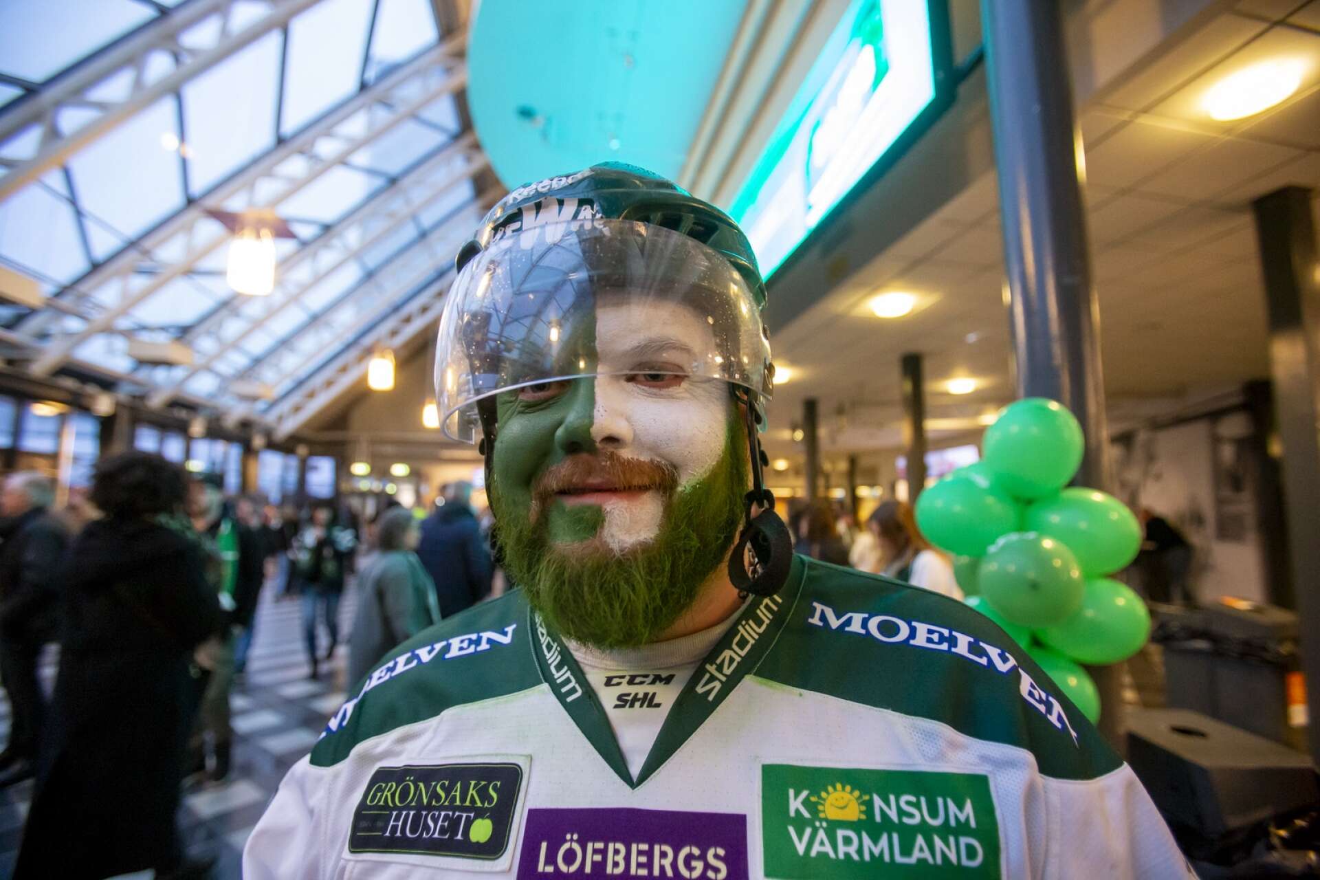 Målad i FBK-färger, med en matchtröja från Tomas Skogs och en hjälm som suttit på Victor Ejdsells huvud då kan det inte bli fel resultat menar Lukas Fernqvist från Nora.