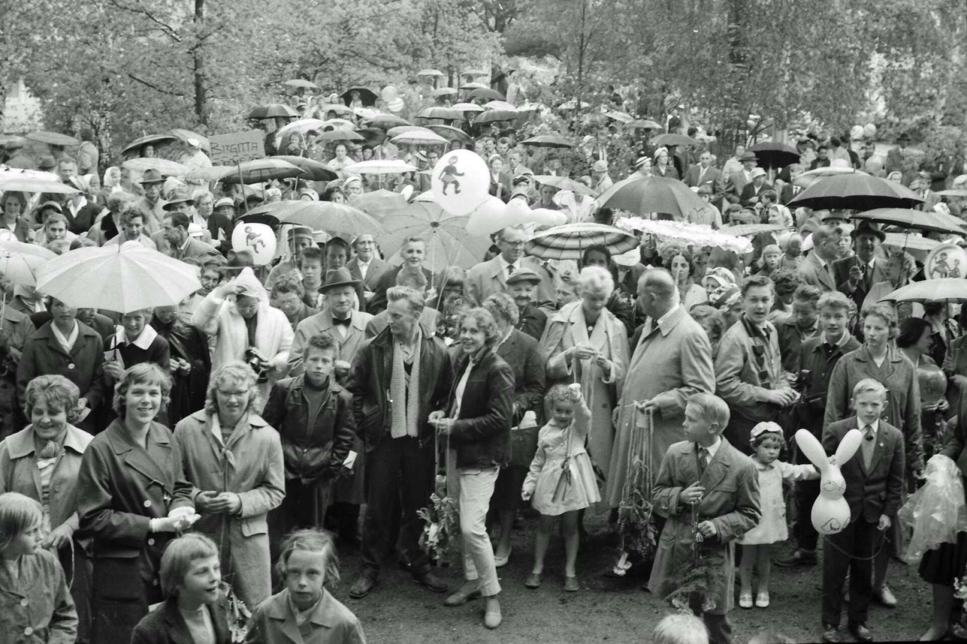 När fotografen tog denna bilden 1959 väntade man fortfarande på att eleverna skulle släppas ut och få ta emot blommor, ballonger, parasoller med mera. 