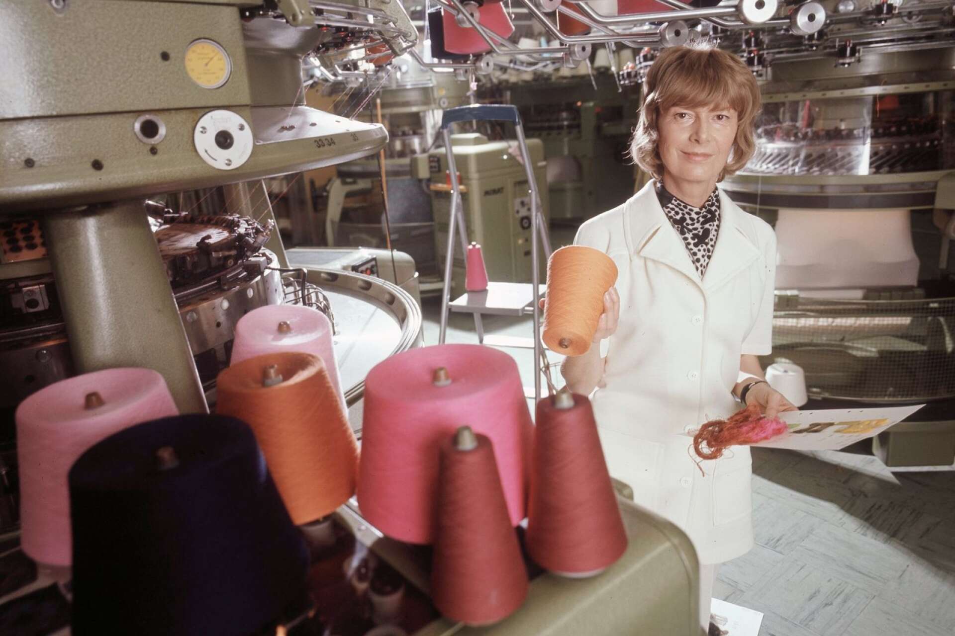Katja Geiger, känd som Katja of Sweden, bland trådrullar i modefabriken. Ur Bonnierarkiv från 1971. 