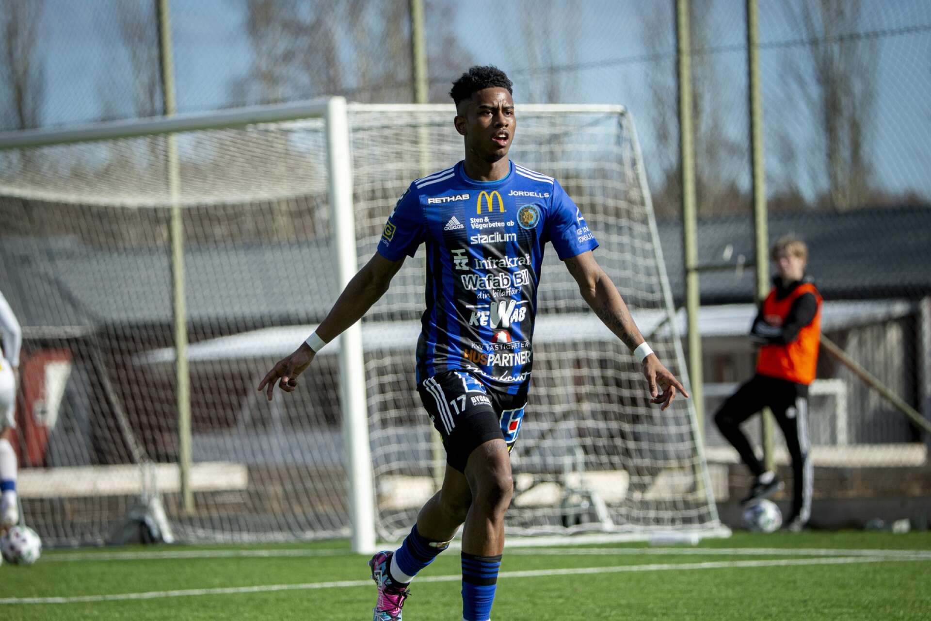 21-årige forwarden Chovanie Amatkarijo har nu gjort tre mål för Karlstad Fotboll.