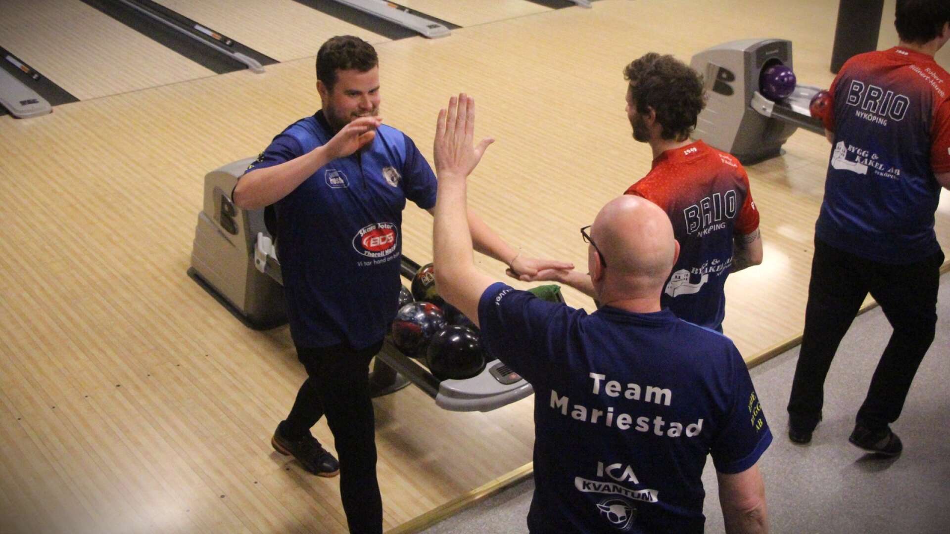 Martin Forsell, till vänster, och Magnus Östlund kunde göra ”high five” och fira segern som slutade 13–7 till Mariestad.