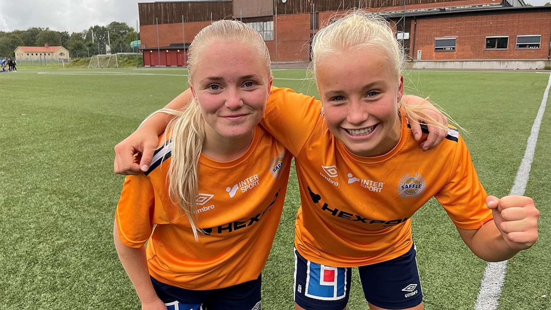 Äntligen seger för damerna. Målskyttarna Lisa Jansson och Ida Kjellman
.