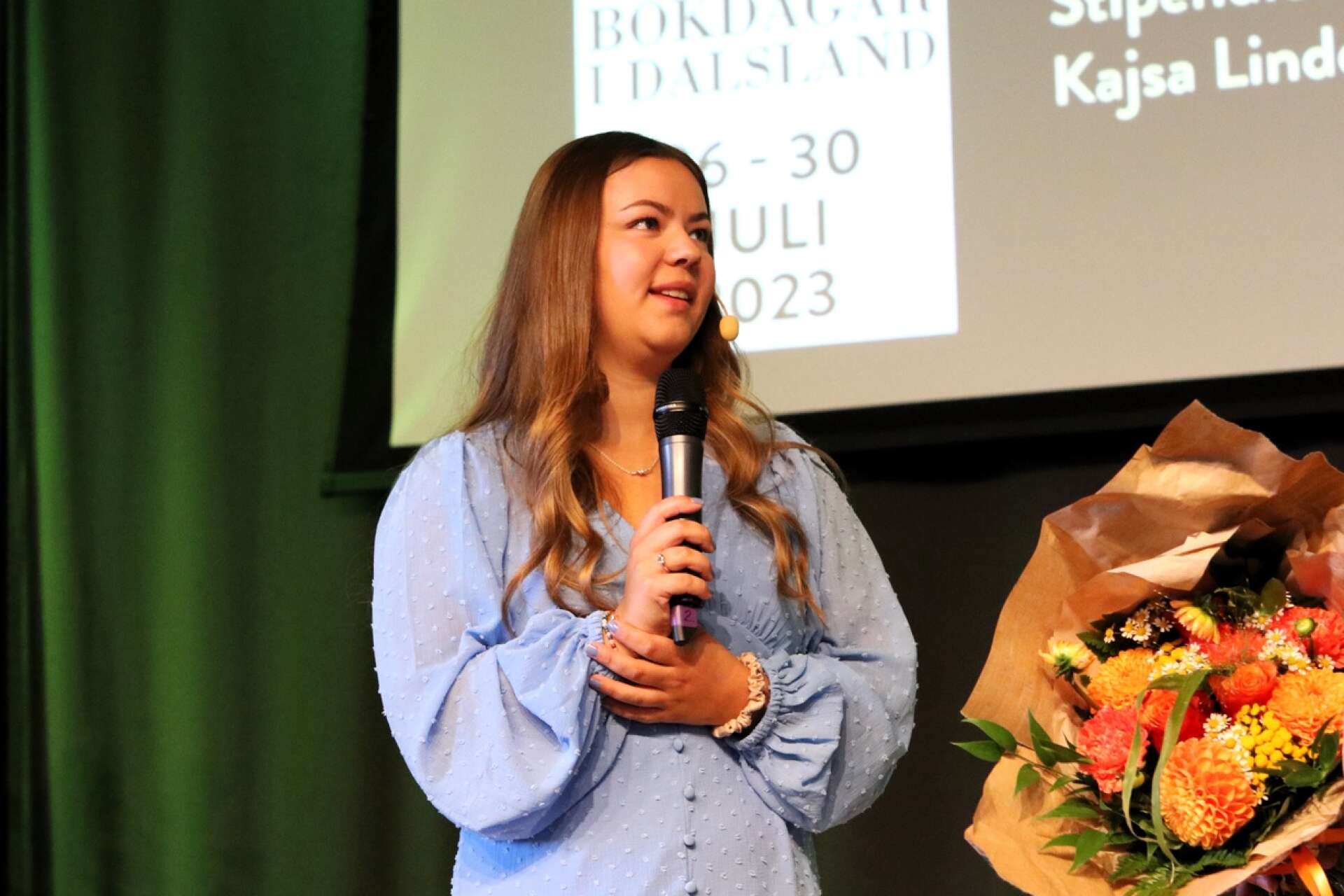 Kajsa Lindqvist erhöll Dalslands Sparbanks skrivarstipendium för unga och efter mottaget pris läste hon upp ett par av sina dikter för publiken i Gamla kyrkan.