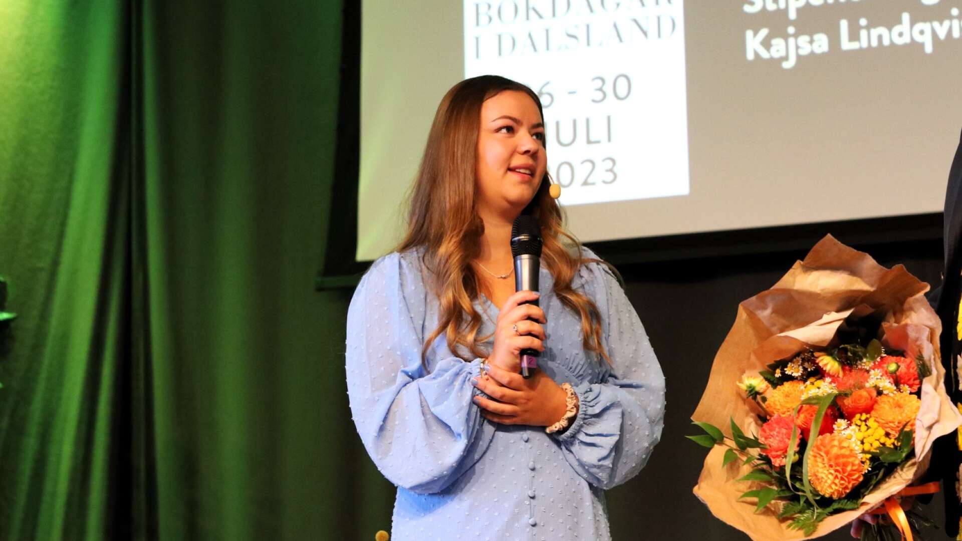 Kajsa Lindqvist erhöll Dalslands Sparbanks skrivarstipendium för unga och efter mottaget pris läste hon upp ett par av sina dikter för publiken i Gamla kyrkan.
