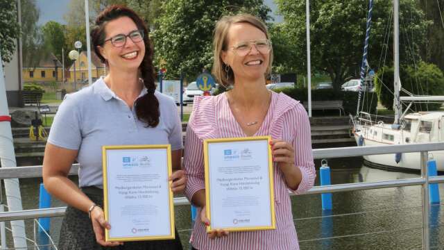 Laura Berns och Anna van der Tol fick ta emot projektpengar för sin klimatsatsning.
