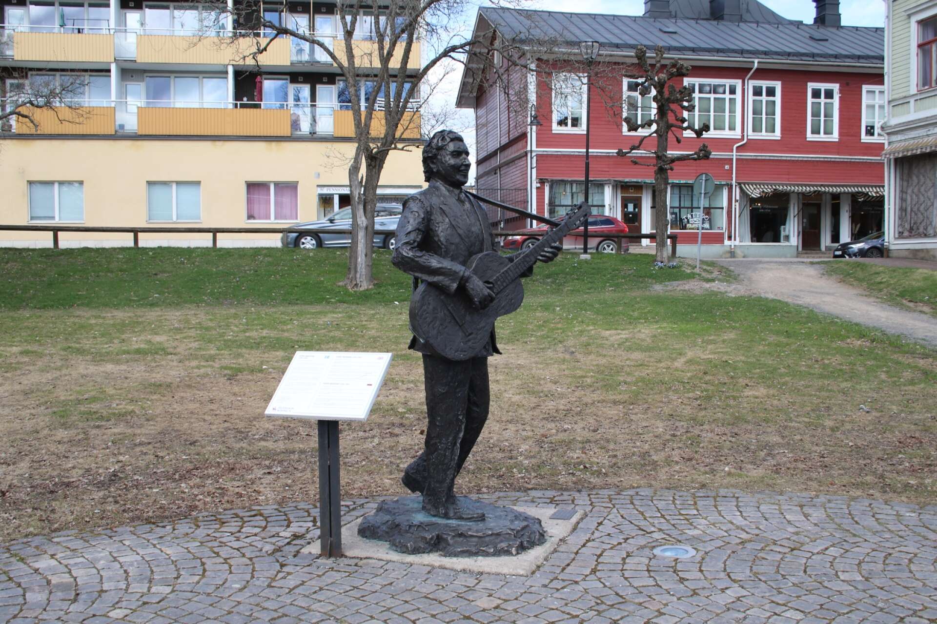 Under nationaldagen kommer Gunde Johanssonstatyn att få sällskap av en storpublik i stadsparken i Filipstad.