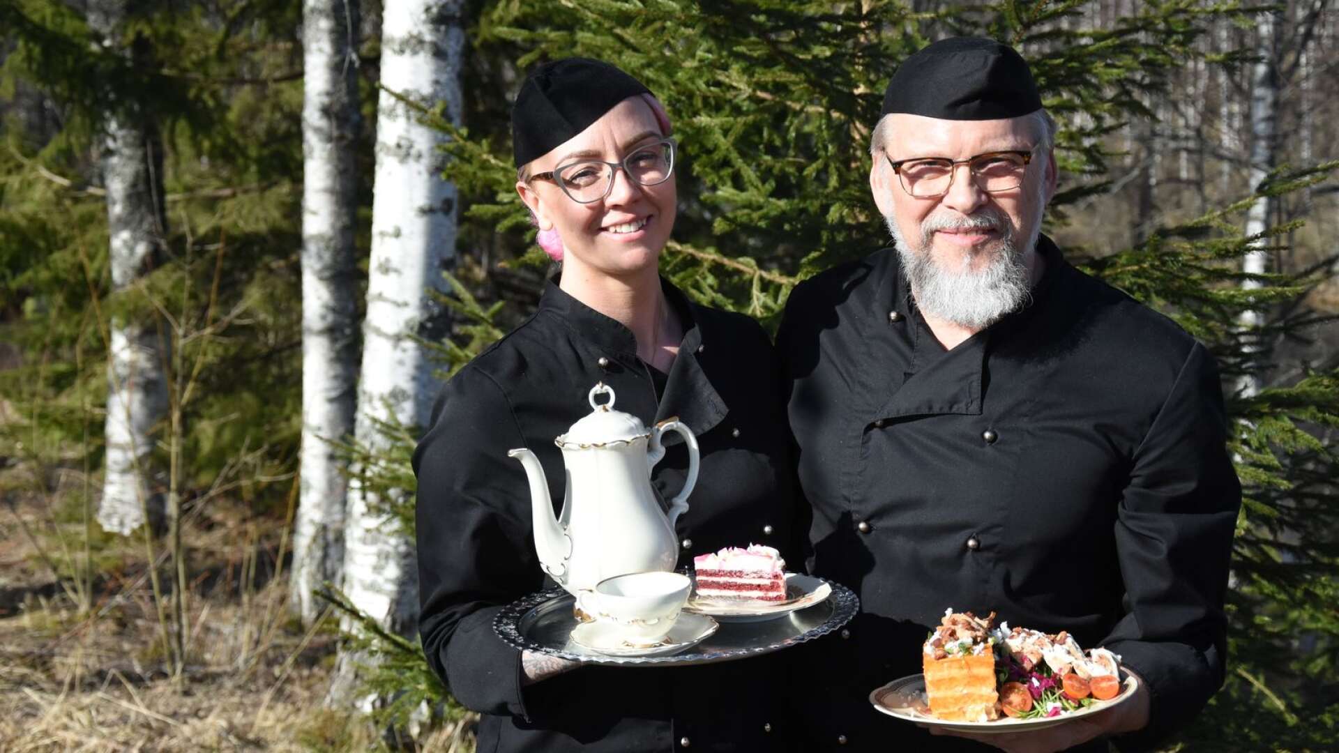 Jeanette Jonsson och Morgan Söderberg driver restaurangen på Tossebergsklätten.