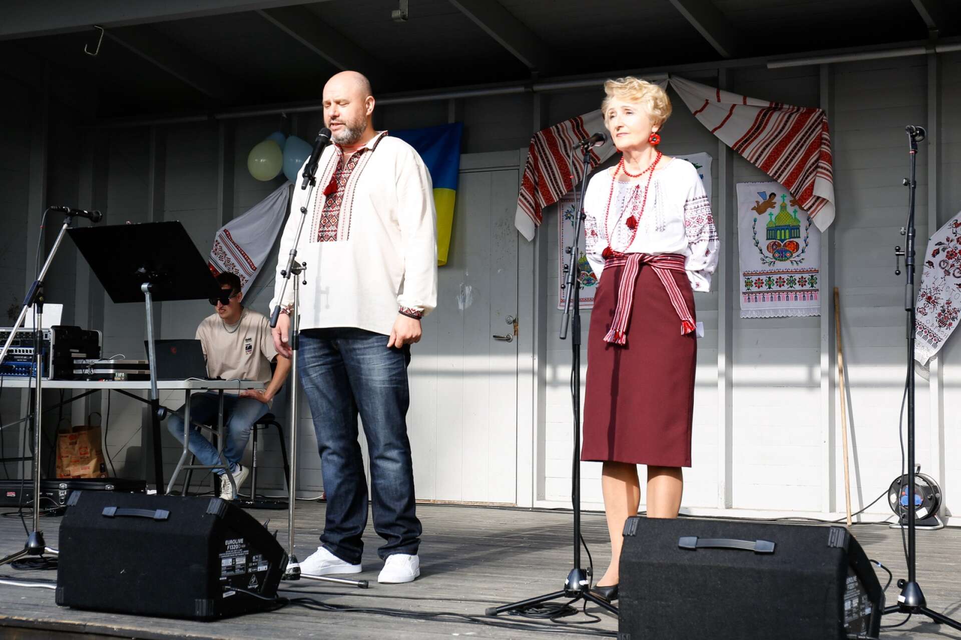 Anatoliy Nedeljko och Galina Strömberg inledde med en sång på Ukrainska.