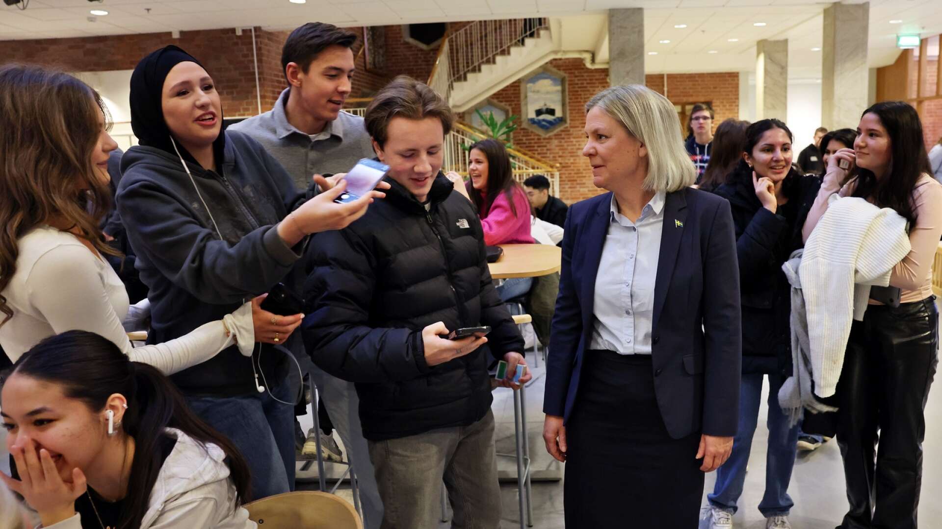 Magdalena Andersson omringades av elever som ville ta bild med henne när hon klev in på A-hustorget.