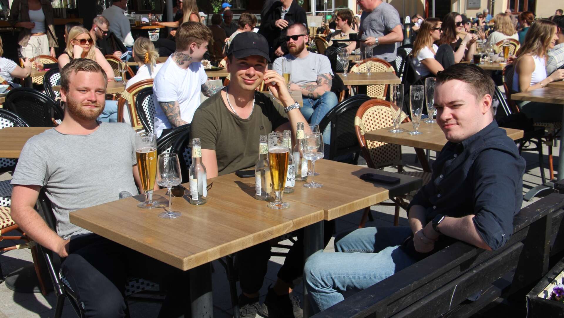 Oscar Kihlman, Johan de la Rosee och Rasmus Jansson, alla från Skövde, ville sitta och njuta i solen en stund.
