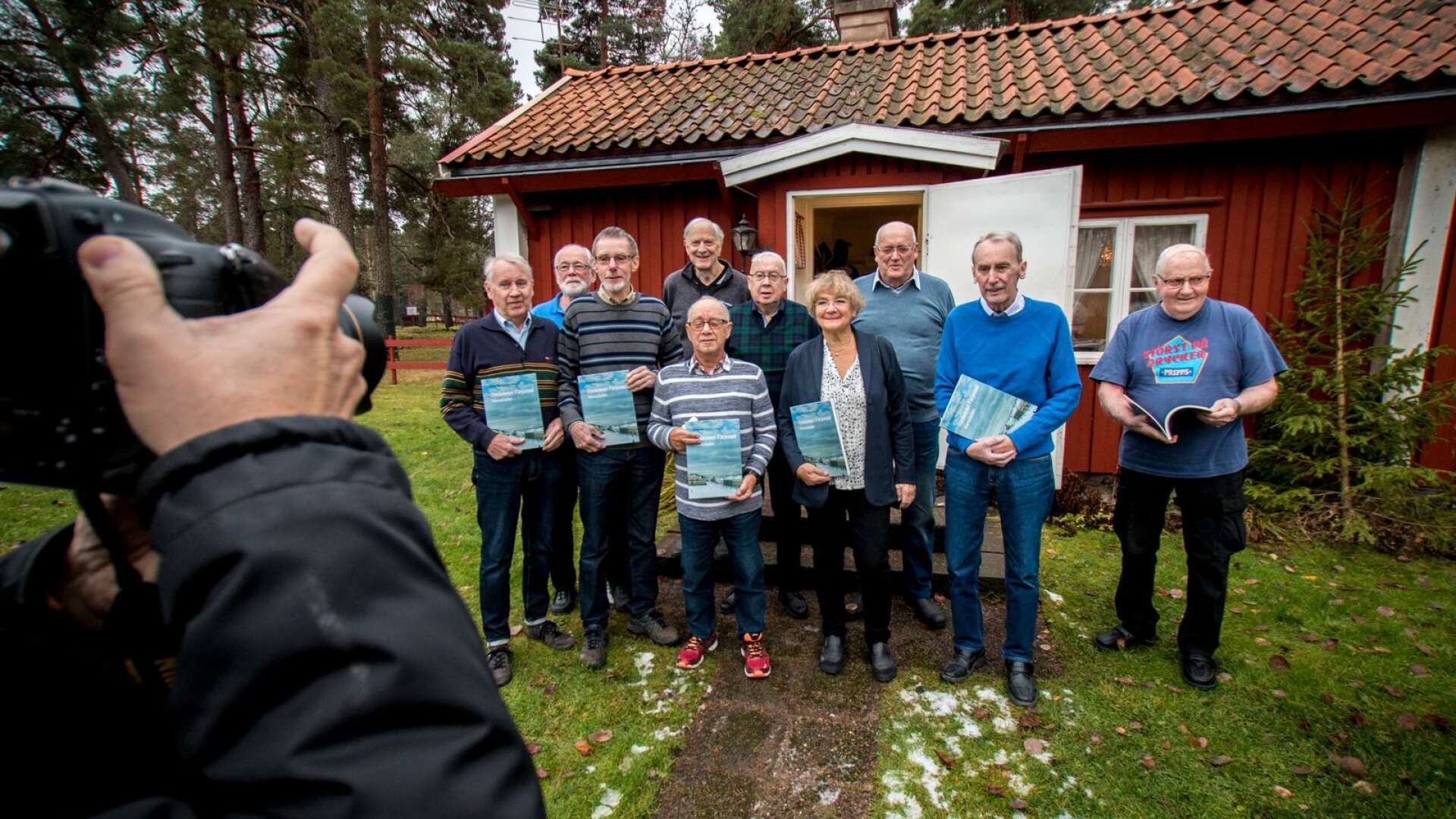 I drygt fem år har medlemmarna i Färjestadsgruppen arbetat med boken om sin stadsdel. Under tisdagen samlades stora delar av gruppen i hembygdsförenings hus i Mariebergsskogen för att fira att den äntligen är färdig.