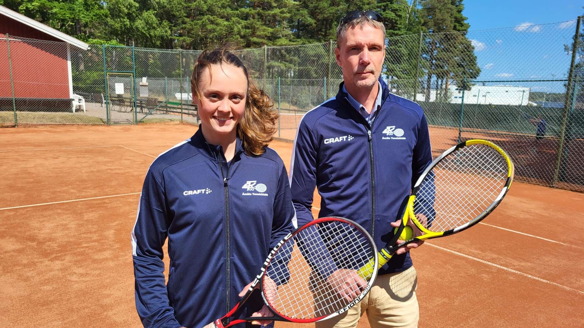 Sara Tegnér och Tomas Strömvall är tävlingsledare för Åmåls tennisvecka som startar på onsdag med de yngsta deltagarna. Herrsingelfinalen spelas på söndag.