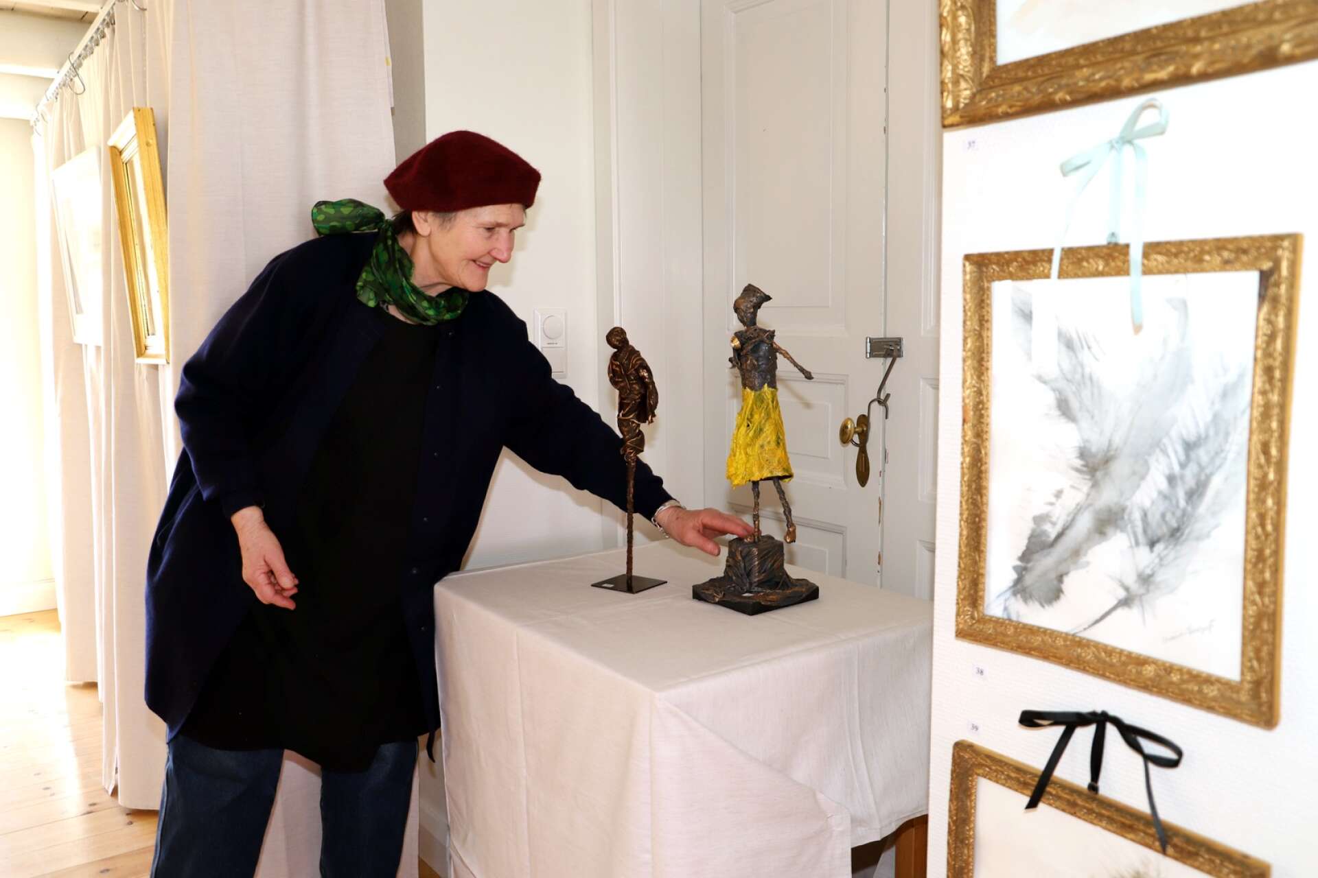 Maj-Lis Uller ställer i ordning sina skulpturer. Hon har även målad konst och collage med på utställningen som visas från 6 maj till 20 augusti.