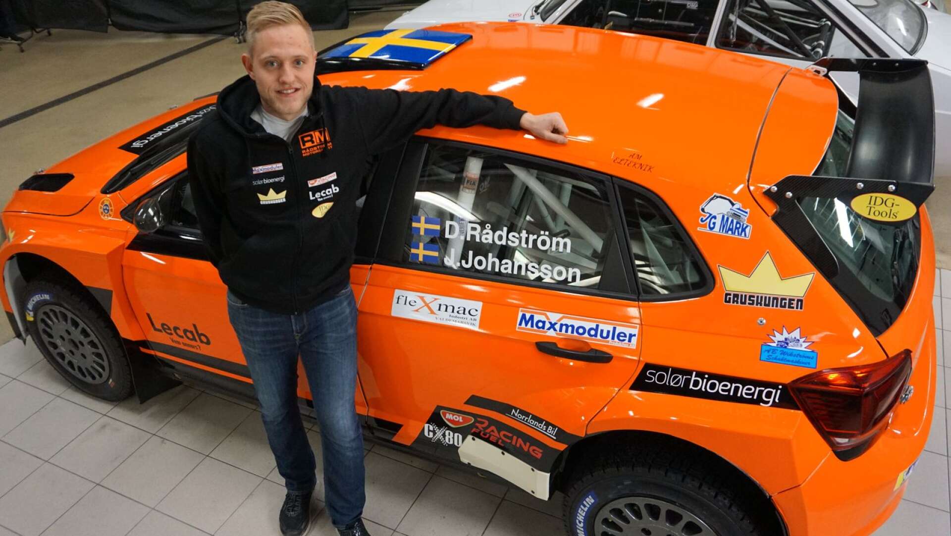 Dennis Rådström med den Volkswagen Polo R5 han köper av Petter Solberg för att tävla i SM med.