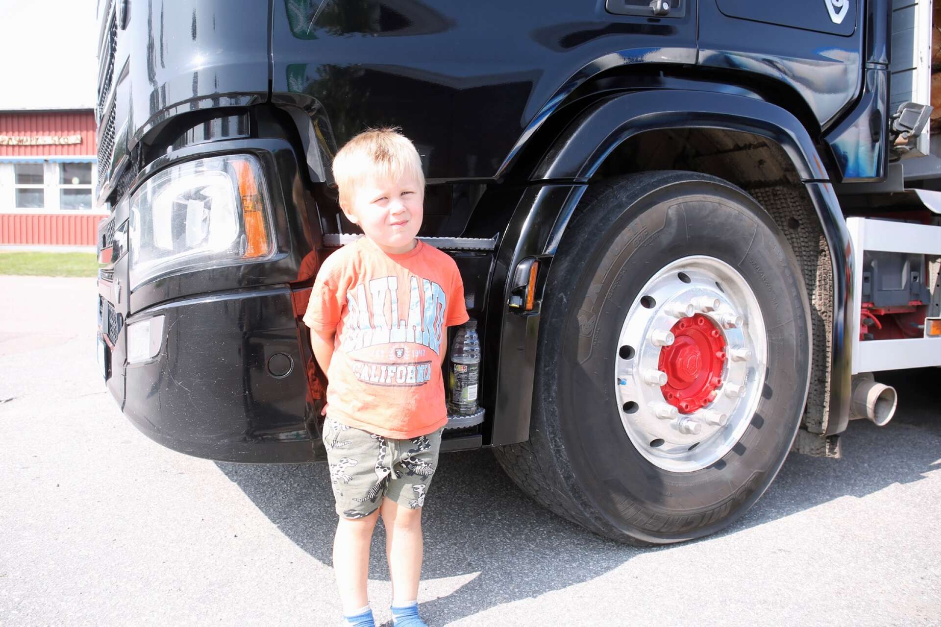 Snart treårige Emil Kalnäs går i pappa Henrics fotspår. Han gillar lastbilar, traktorer och maskiner och har nog framtiden utstakad som timmerbilschaufför