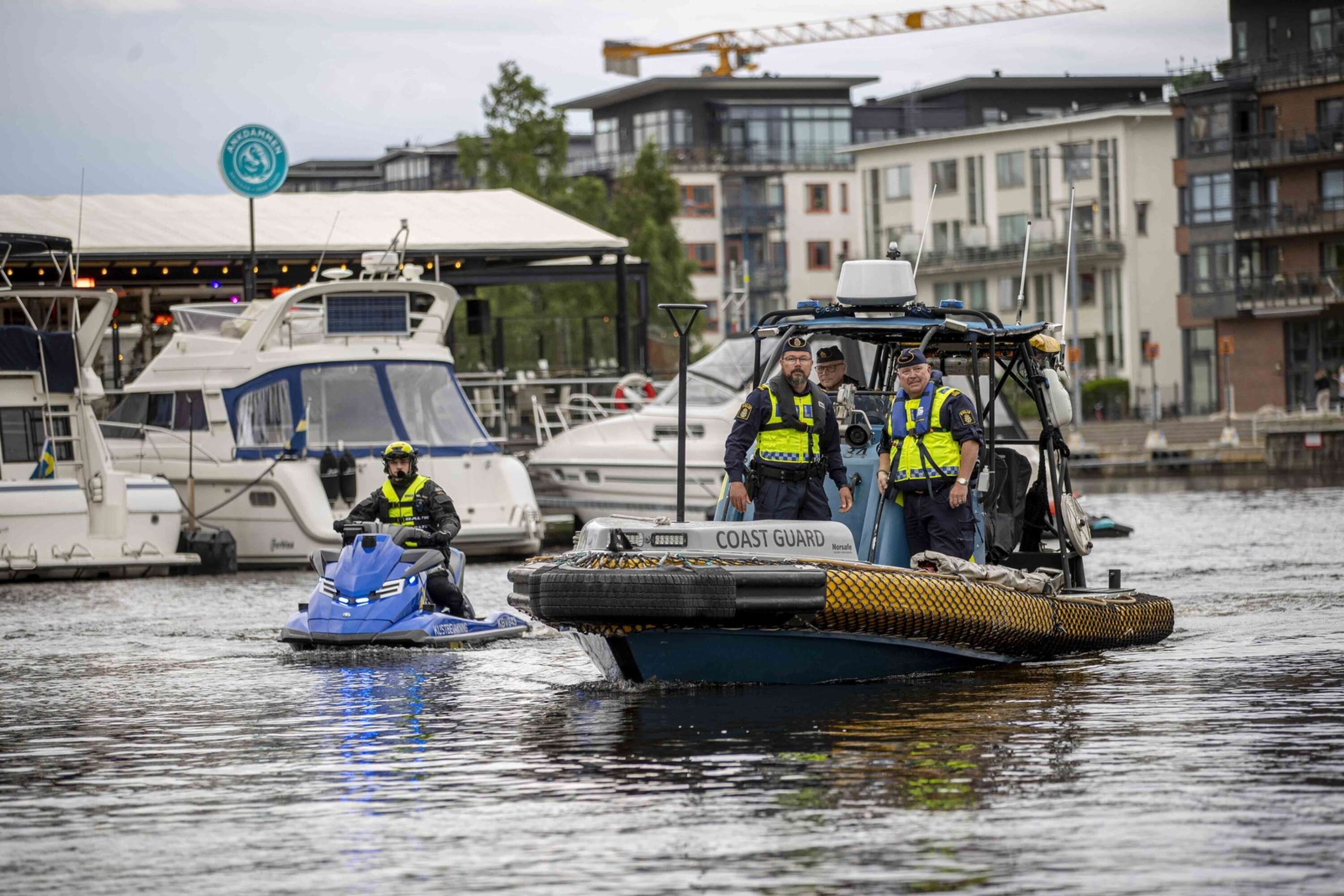 Kustbevakningen på besök i Karlstad sommaren 2021 med vattenskoter och ribbåt för att kontrollera nykterhet och fartbegränsningar.