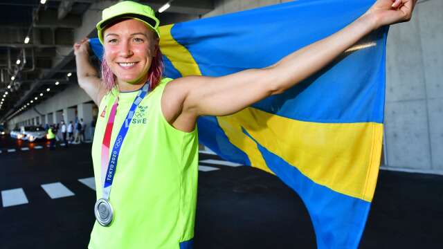 TOKYO 20210801Sarah Sjöström med silvermedaljen och svensk flagga efter i 50 meter fritt under sommar-OS i Tokyo. 