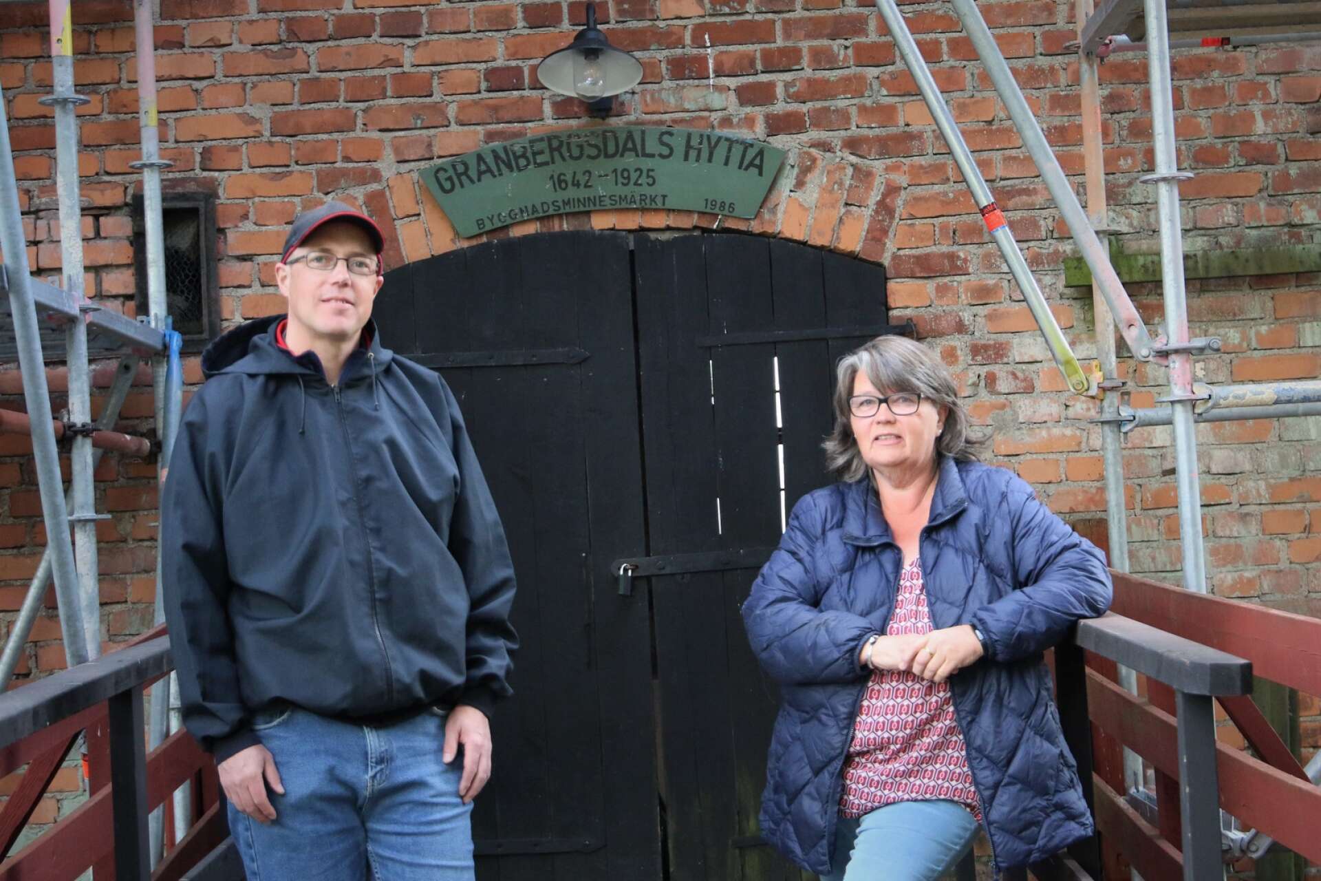 Karin Varg och Magnus Dahl, ordförande och sekreterare i Granbergsdals hytta och byalag berättar om renoveringen som pågår och det historiska fyndet som gjorts vid utgrävningen.