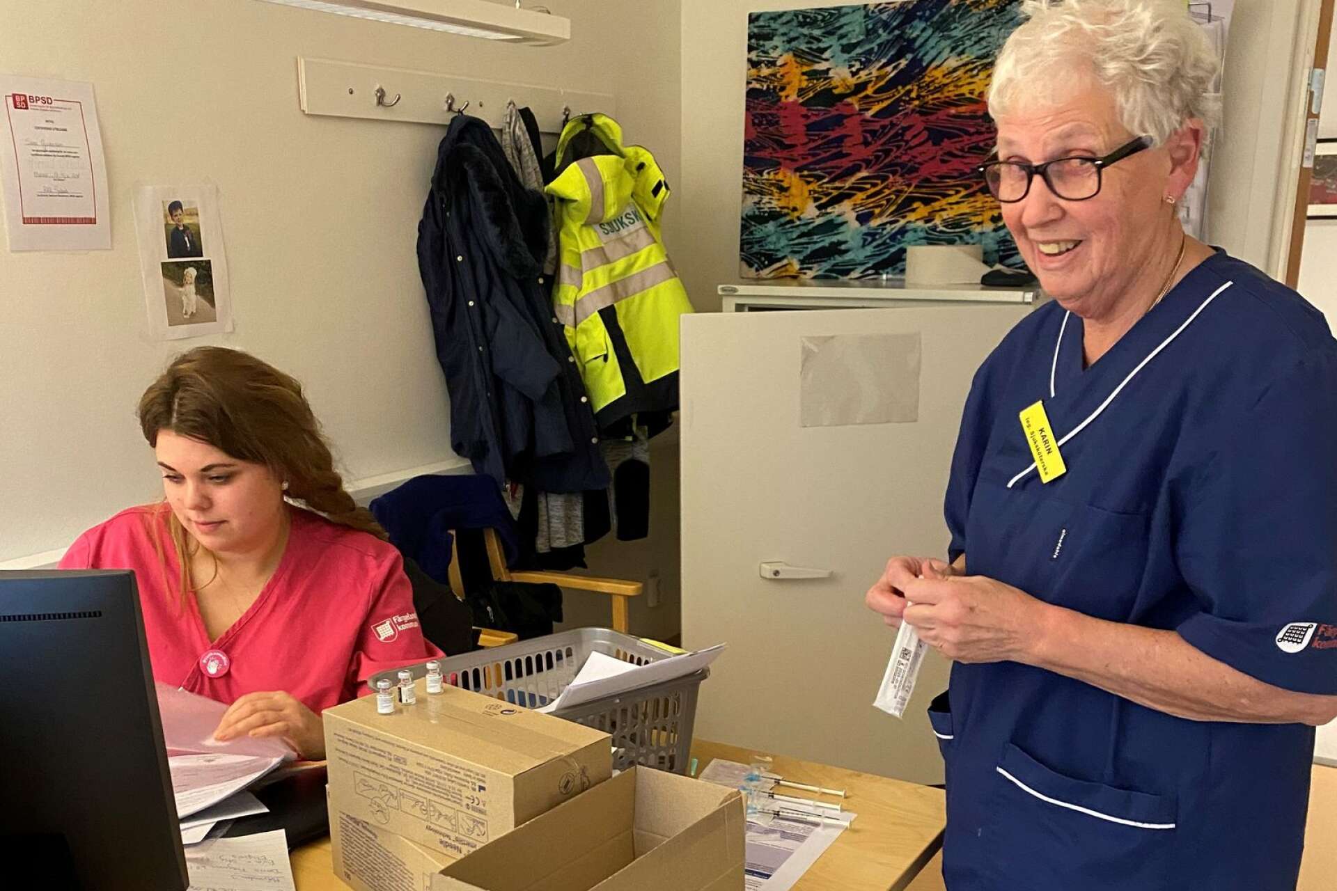 Sjuksköterskorna Karin Bärtzner och Sara Gustafsson vaccinerade under hela förmiddagen omsorgstagare på Håvestensgårdens särskilda boende. Där har nu alla 30 omsorgstagare fått sina vaccin. 