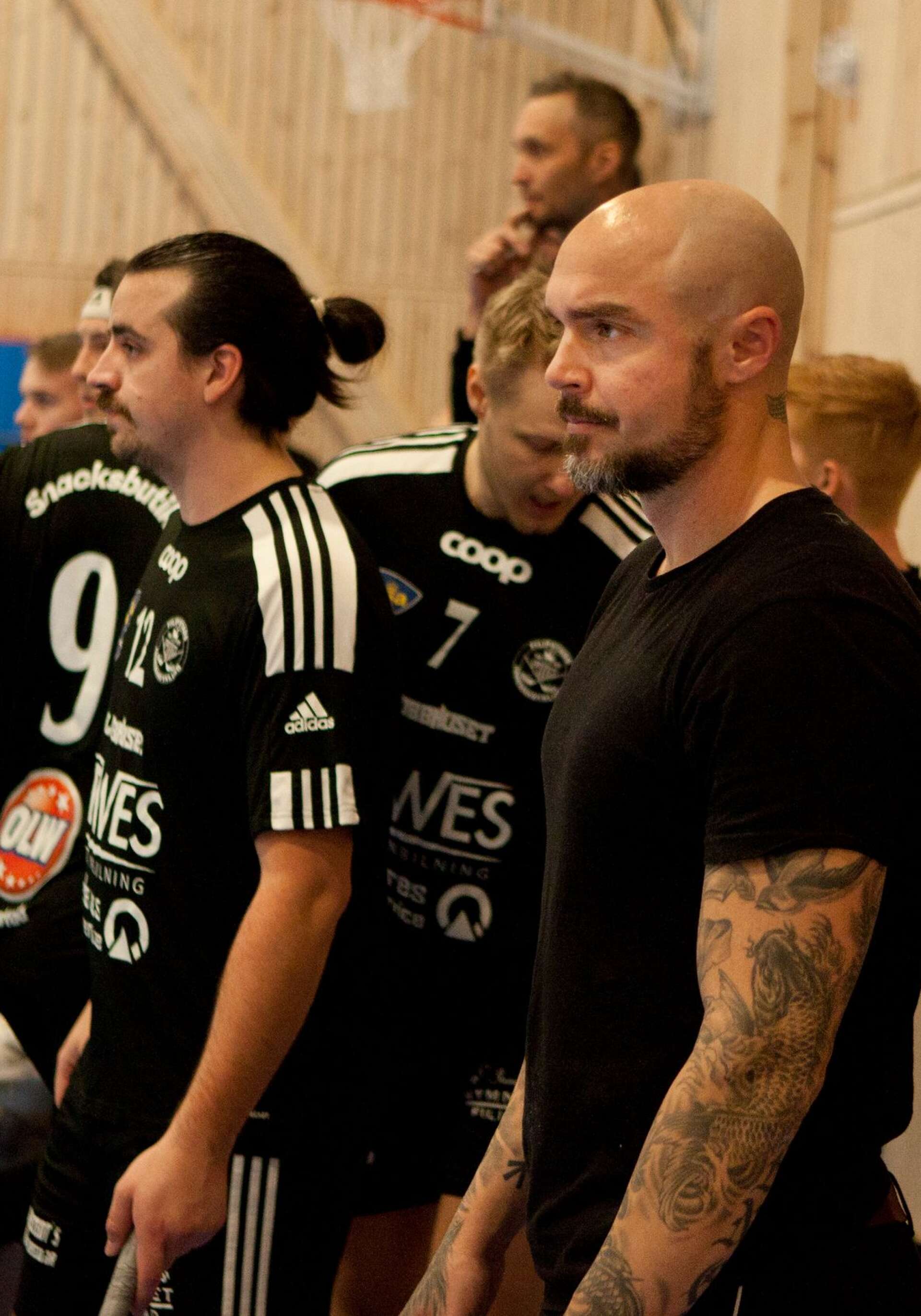 Morgan Lindgren, Filipstads tränare till höger, spelaren Daniel Bjord till vänster. 