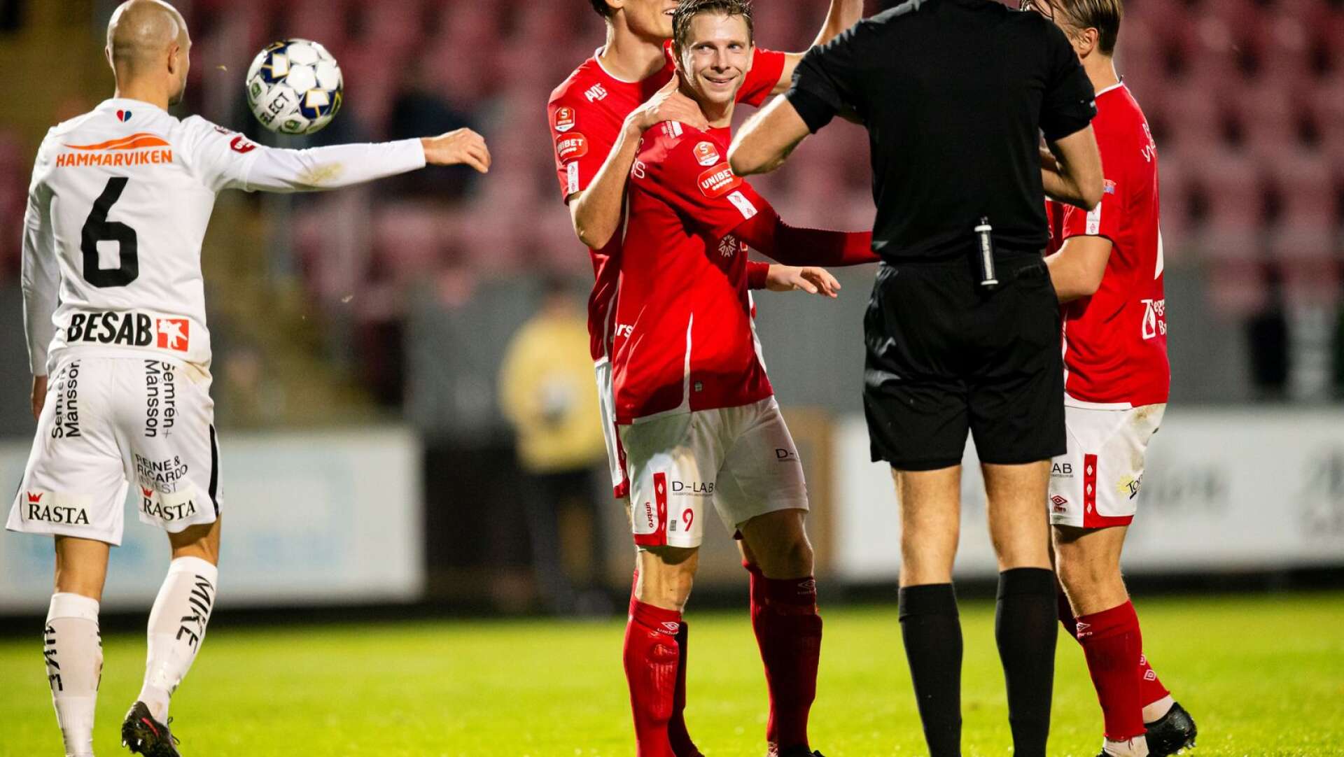 Gustav Granath och Johan Bertilsson firar 2–0-målet.