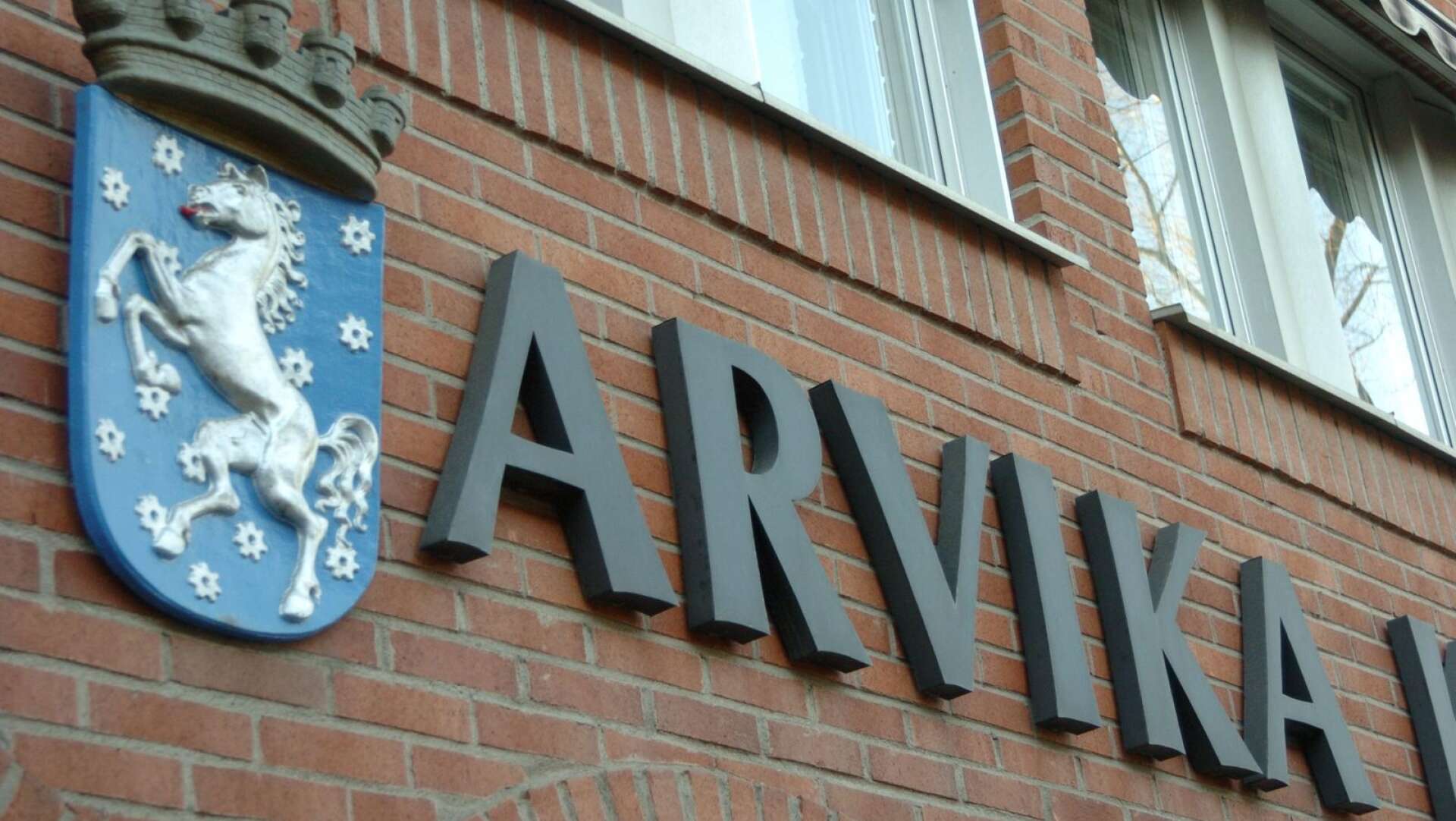 Signaturen skriver att Arvikas varumärke kan drabbas hårt och få långtgående negativa konsekvenser av motviljan till att be bröderna i Kevin-målet om ursäkt. 