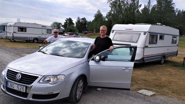 Kjell-Åke Karlsson och svärsonen Stefan Johansson backar husvagnen på plats vid Duse.