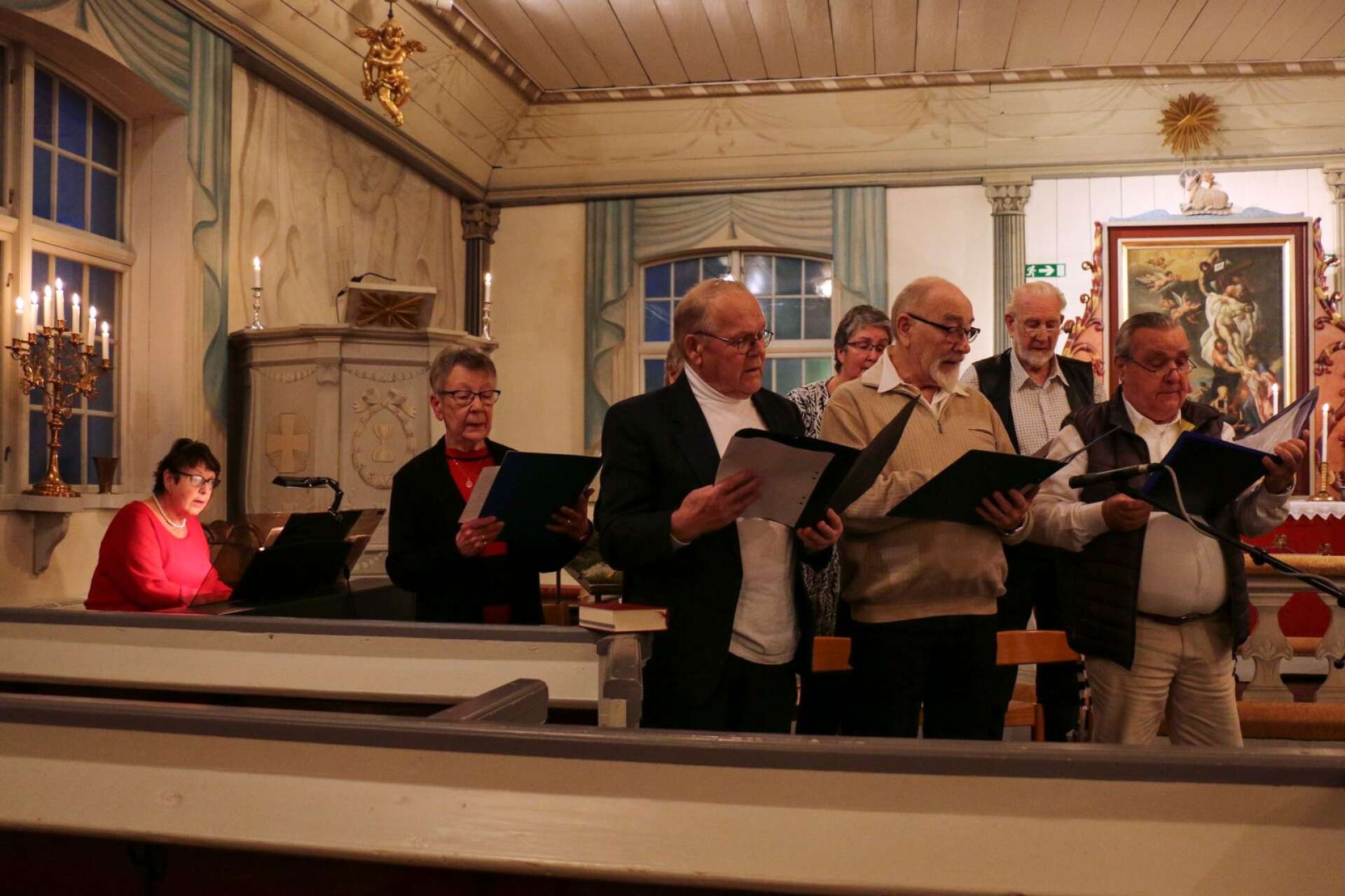 På annandagen sjöng Seniorkören, under ledning av Lena Henriksson, julsånger i Billingsfors kyrka.