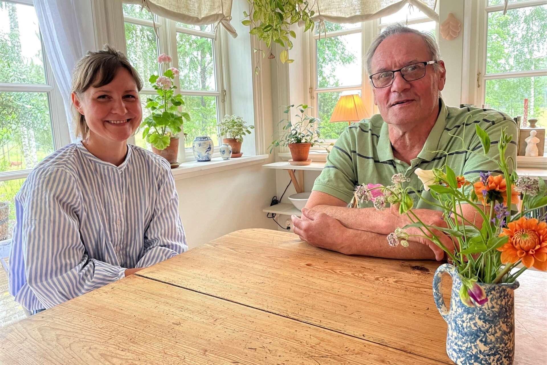 Lina och Ulf Forsman ingår i arbetsgruppen i Mötterud som driver ett projekt där man sköter vägkanterna för att öka artrikedomen av växter. 