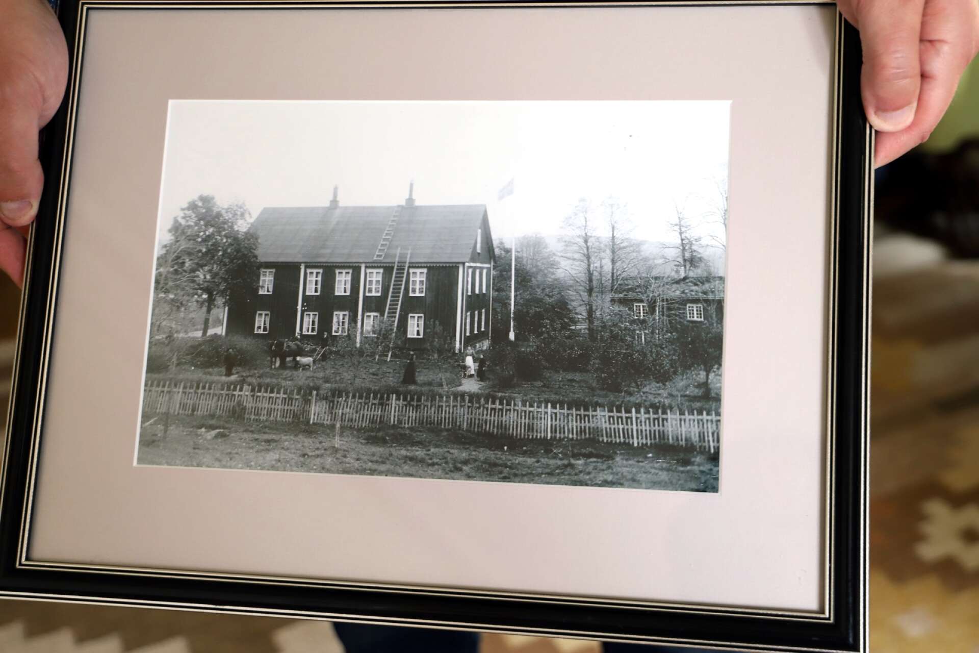 På ett inramat foto från forna tider ser man hur Aronssonsgården såg ut förr. Mycket är sig likt.