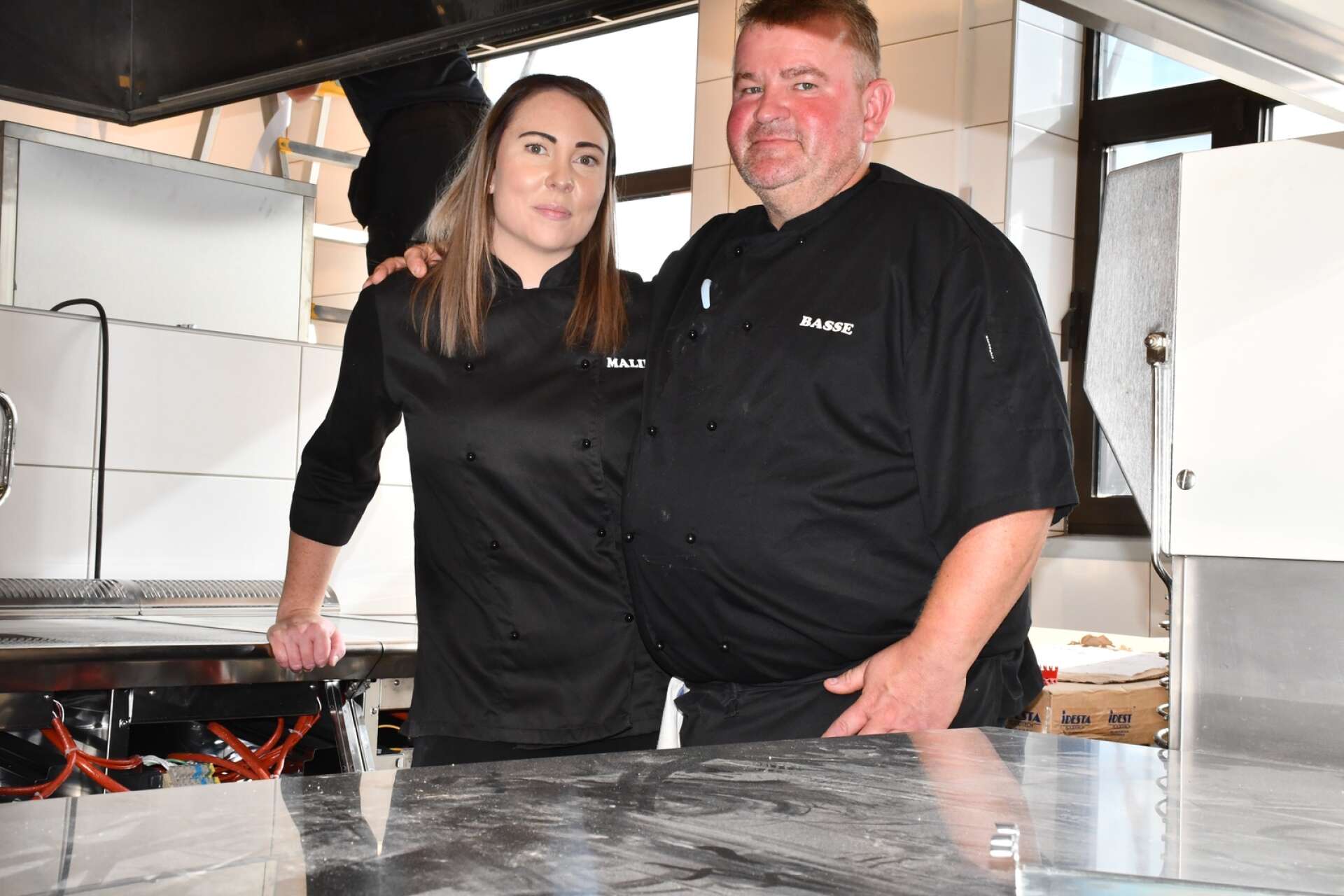 Kockprofilen Klas ”Basse” Lundgren och restaurangchefen Malin Enarsson ser fram emot att snart få jobba i det uppfräschade köket.