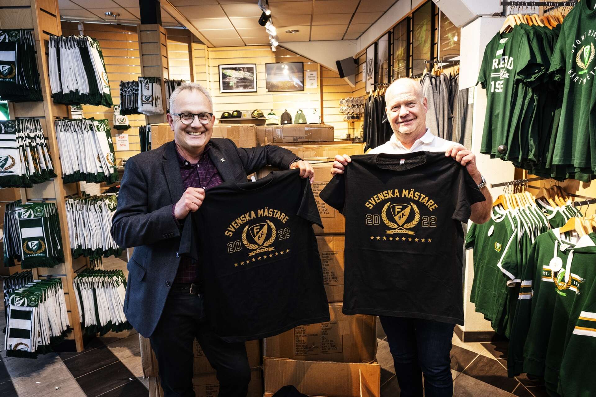 Färjestads vd Stefan Larsson och Lars Nyquist, säljansvarig i FBK-shoppen, konstaterar att guldtröjorna säljer som paraplyer i spöregn – redan nu har FBK sålt för över miljonen.